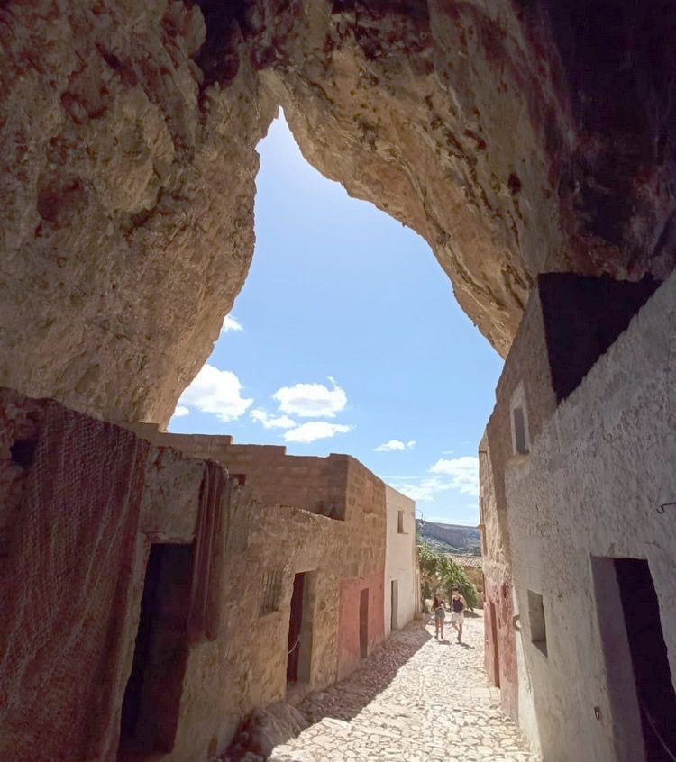 Interno della grotta Mangiapane